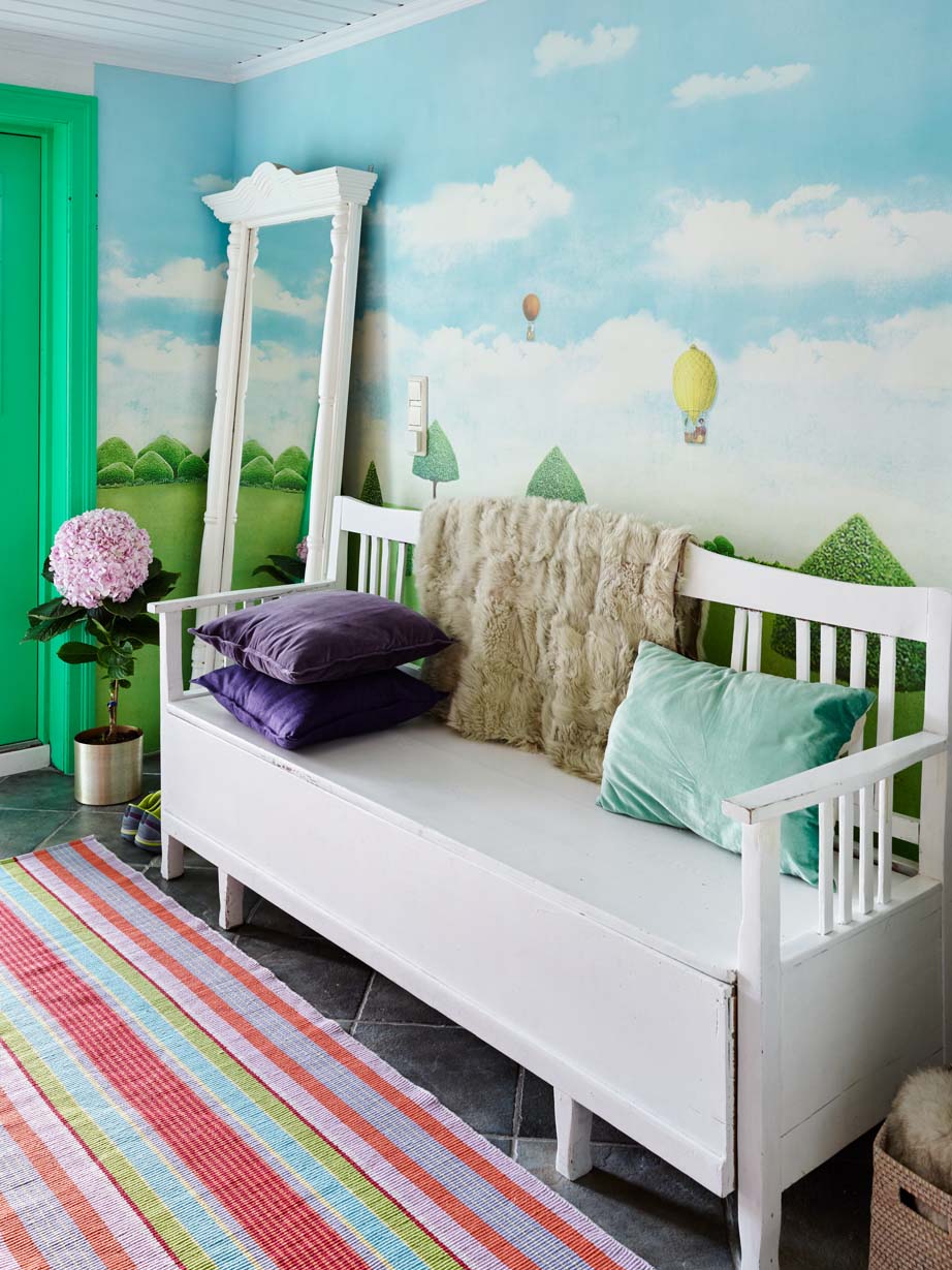 Hvit benk i fargerik gang