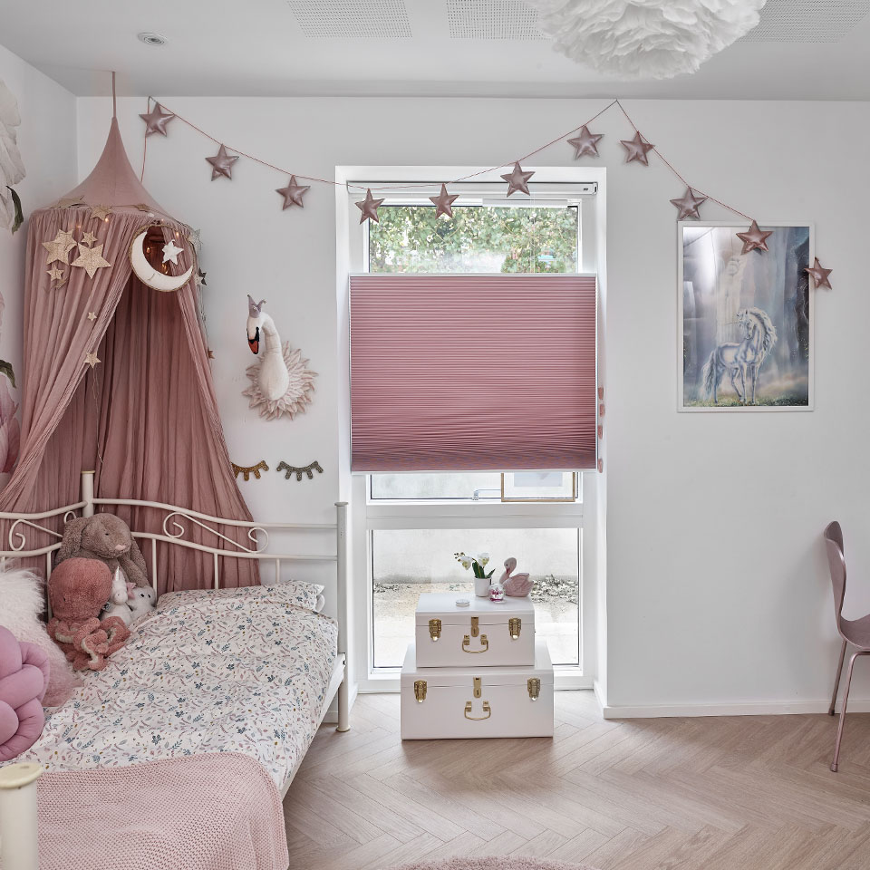 Stue med stor vindusflate dekket med Duette plisségardin uten synlige gardinsnorer