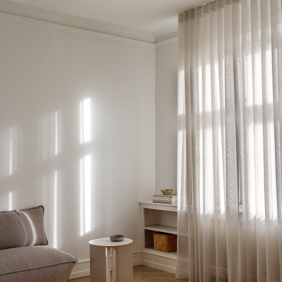 Hvite lange gardiner stue