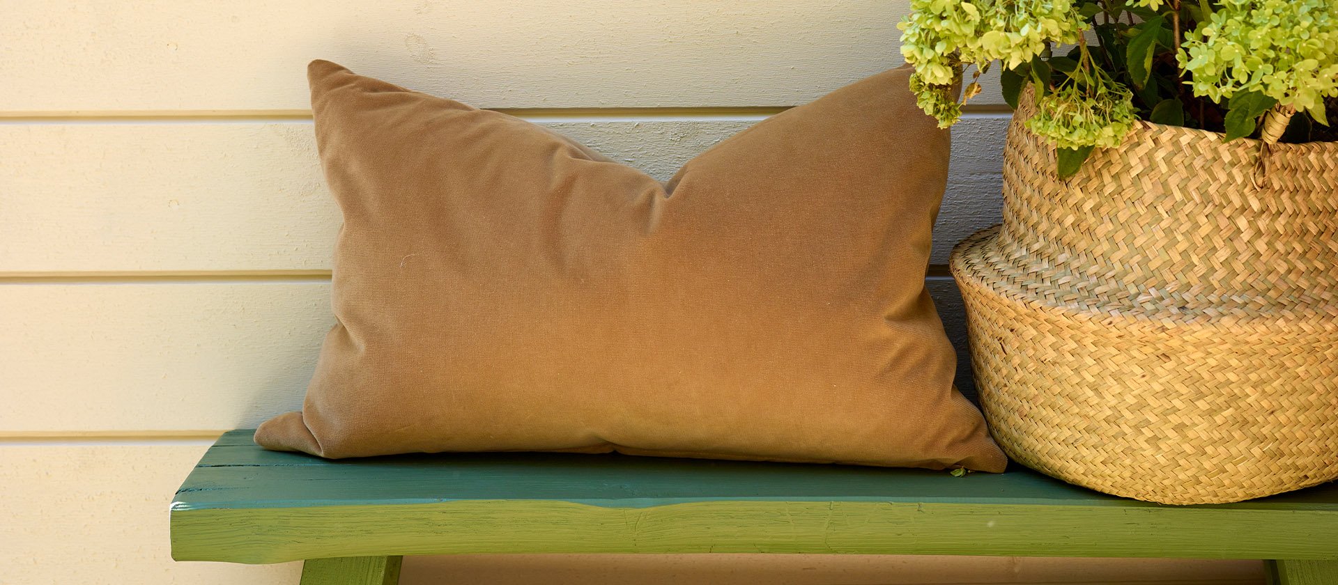 Uterom med fargerike tekstiler