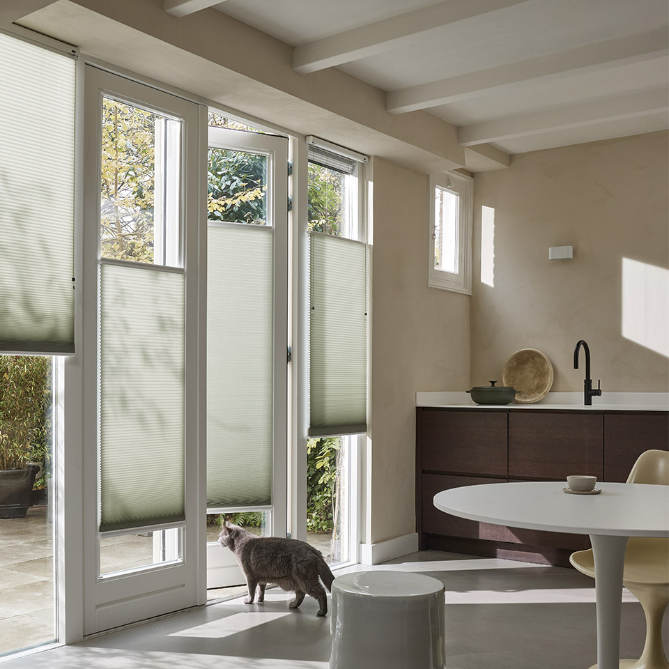 Vindusflater med Duette plisségardin justert til ulike høyder fra overside og underside