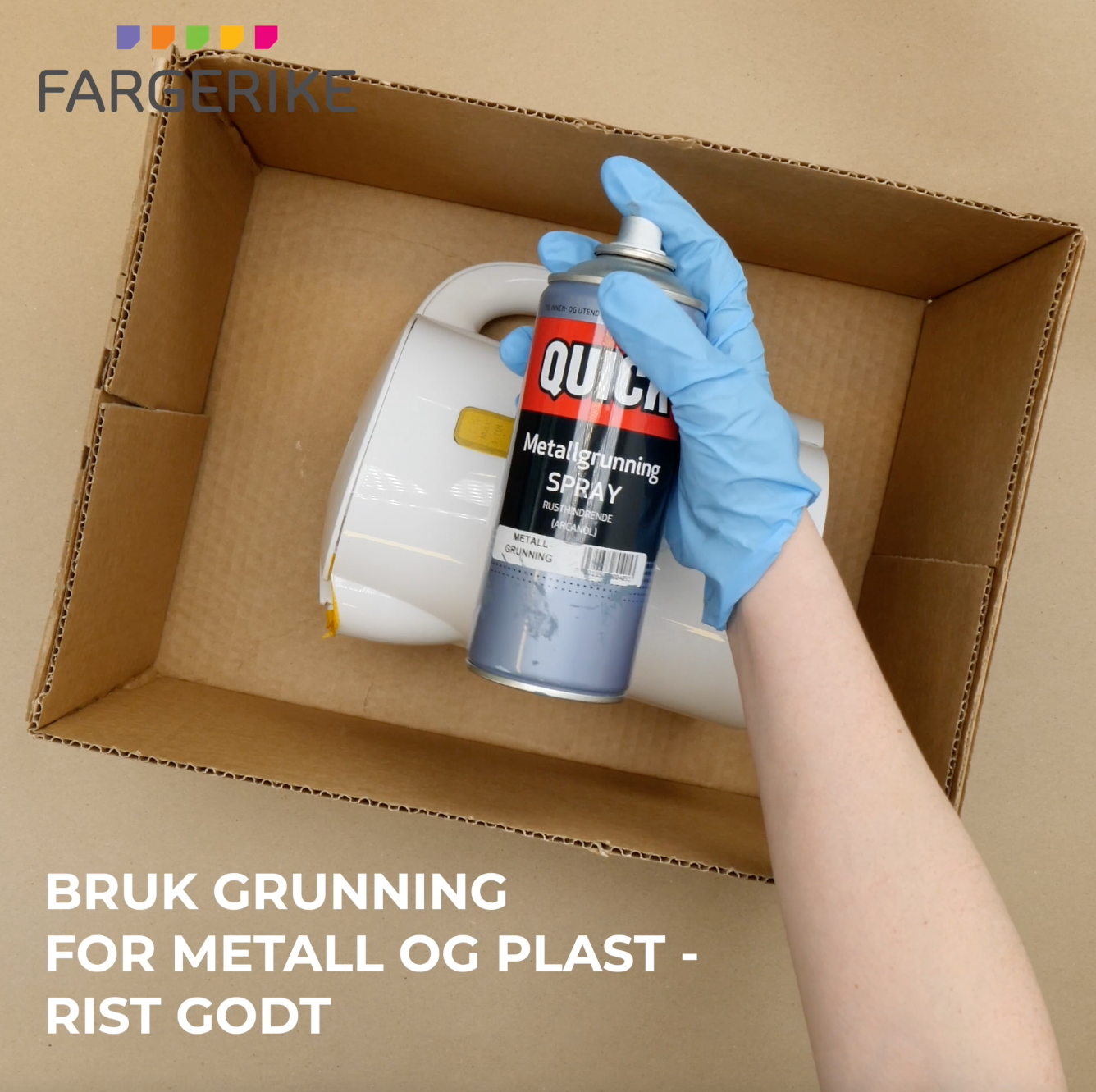 BIlde av vannkoker i pappeske klar for å sprayes med grunning