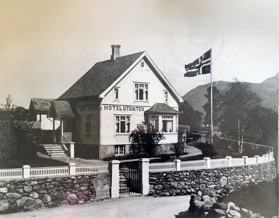 Portkort med bilde av Hotel Utsikten ved  Svingen i Ølen fra 1935.