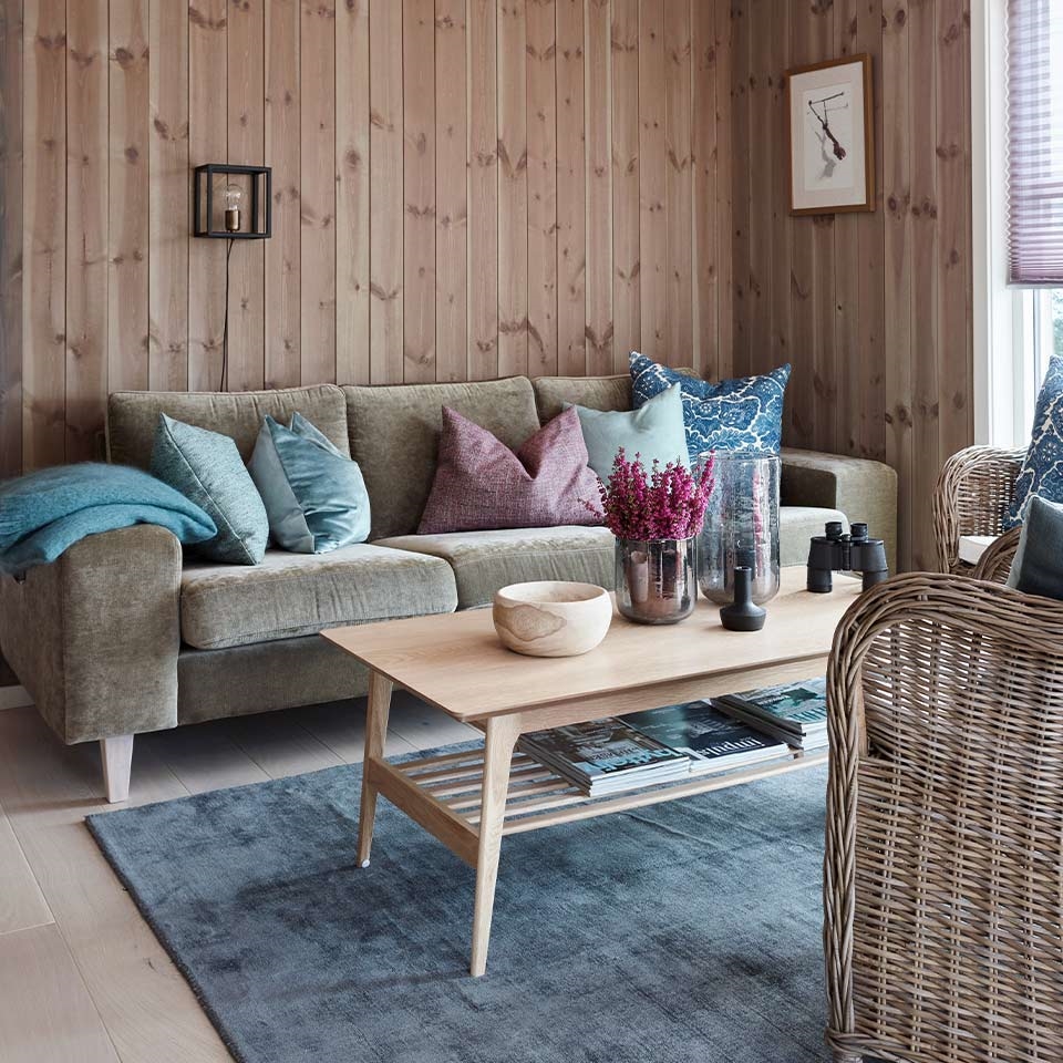 Stue i hytte med sofa og bord