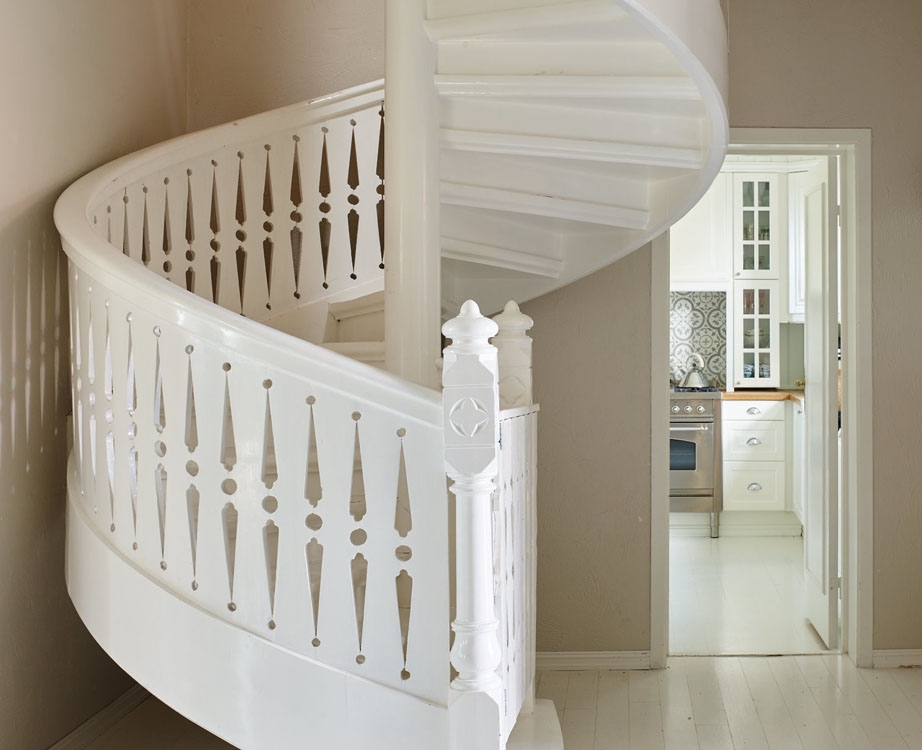 Hvit vindeltrapp i tre.