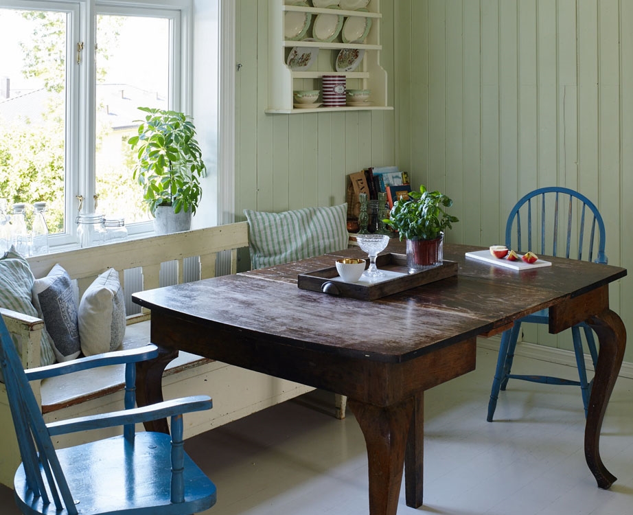 Antikt brunt stuebord.