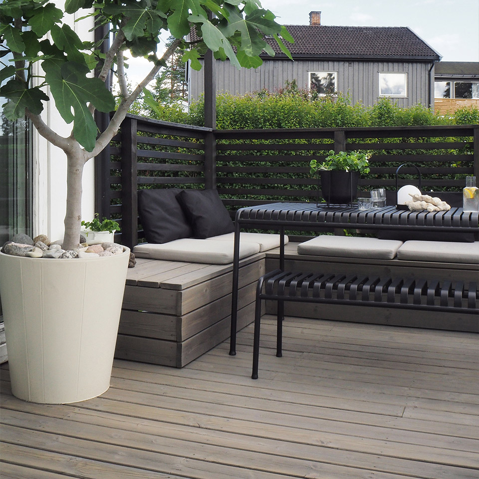 Terrasse med sorte detaljer