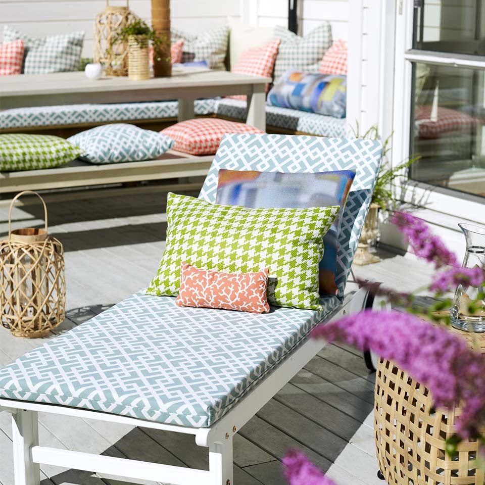 Terrasse med fargerike tekstiler
