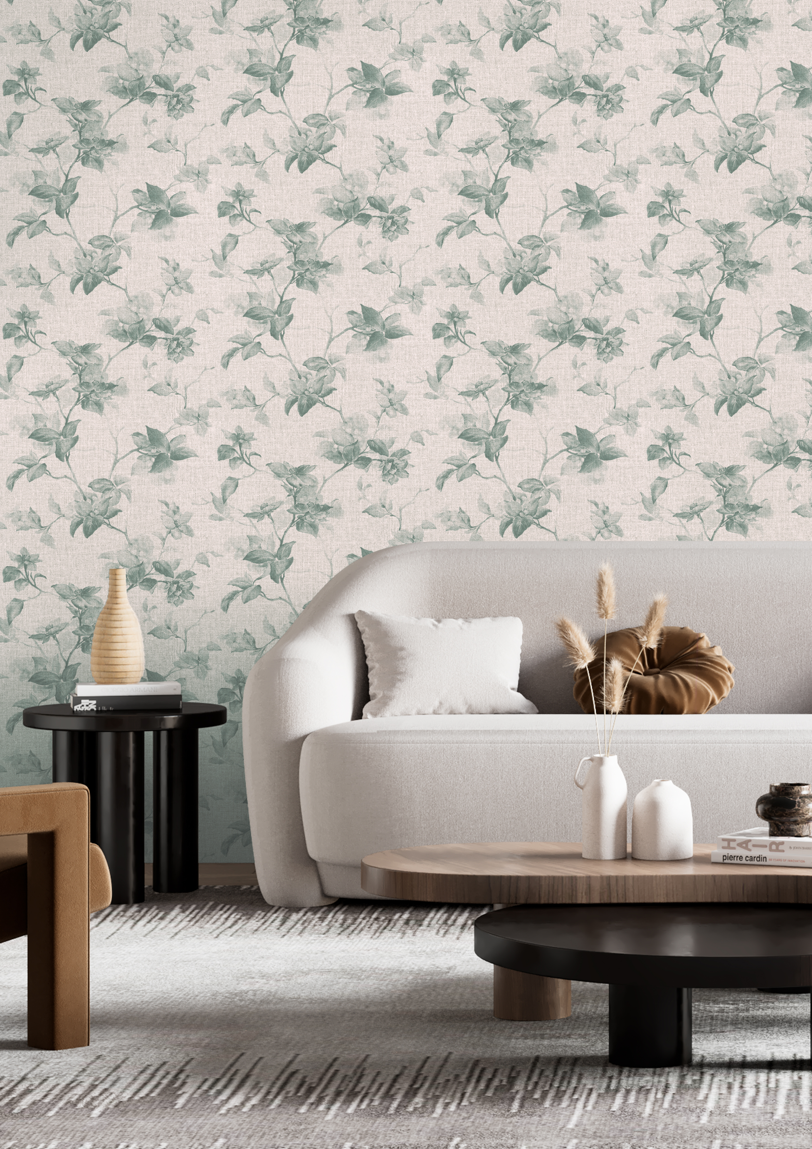 Storyes: blomstrete tapet, lys sofa og lite bord.
