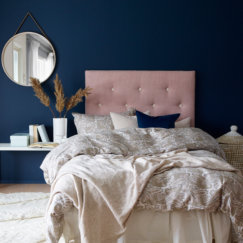 August blå farge soverom