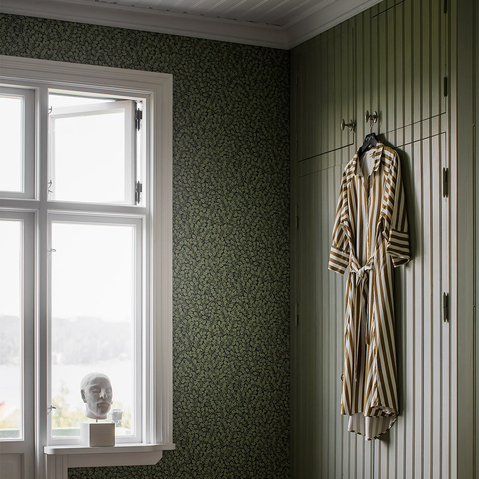 Male skap og tapet soverom