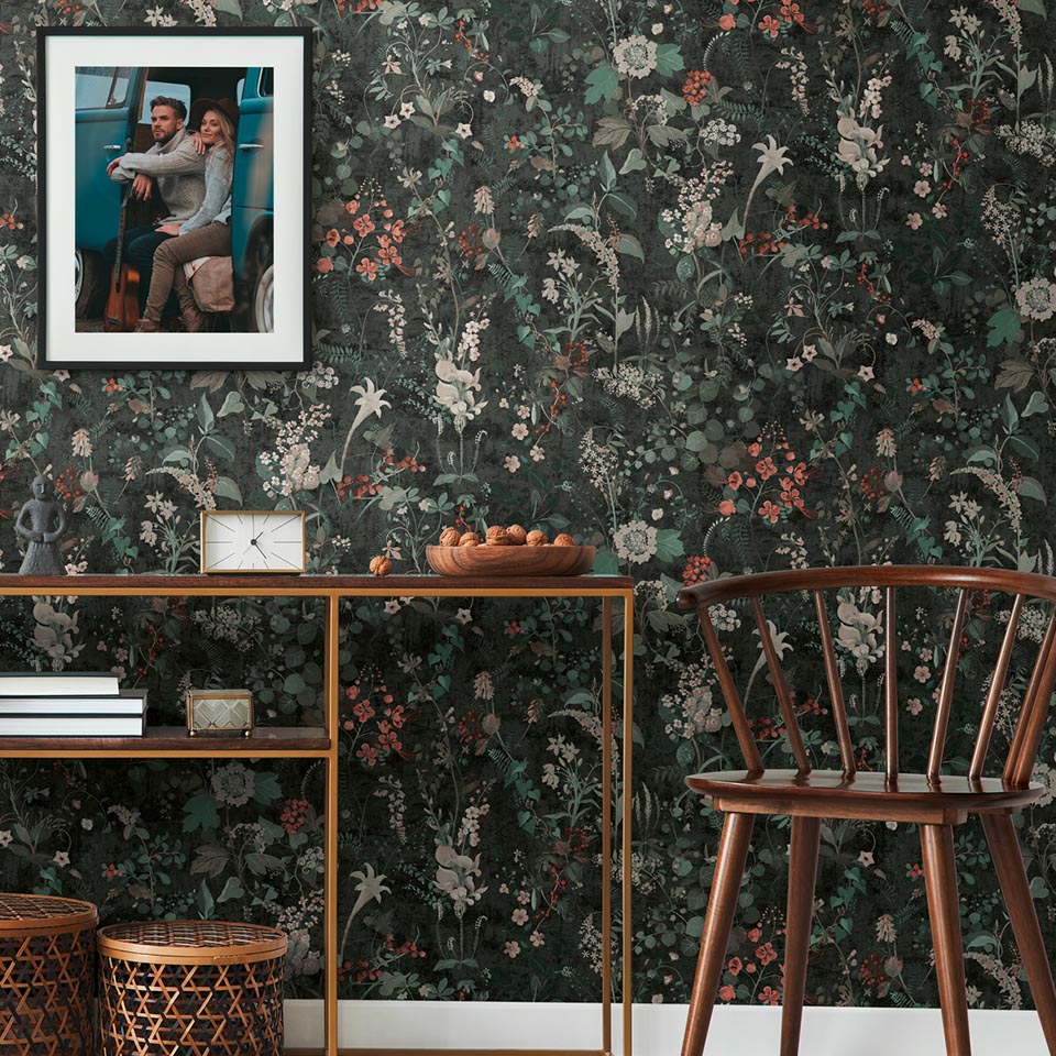 Mørke blomstertapeter