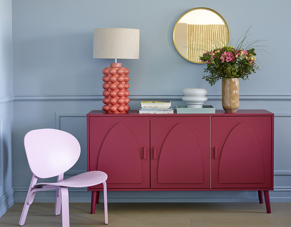 Den blå Havperle FR2606 med rød kommode 