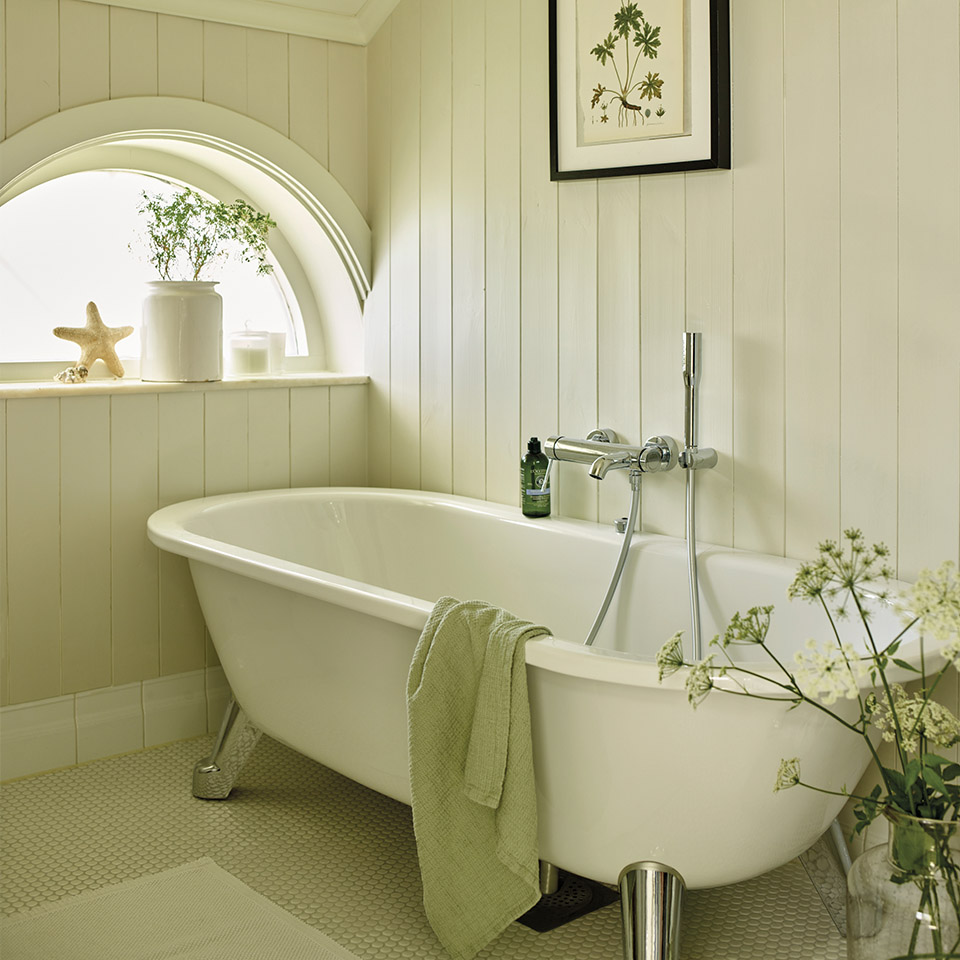 Baderom med badekar i en delikat gul-farge