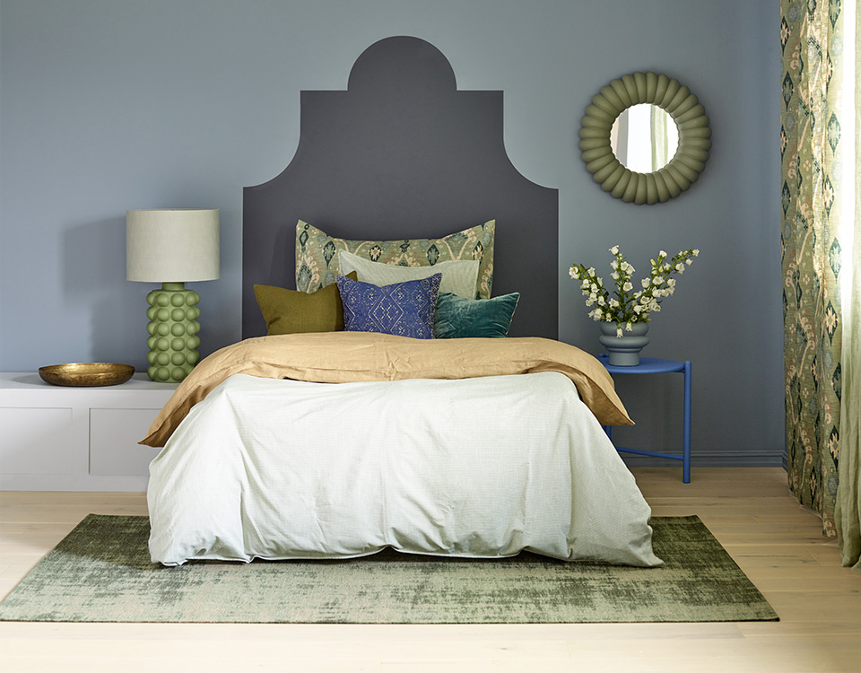 Vegg: Dempet Blå FR2604, Sengegavl: Svaberg FR9001, Speil: Krüger FR1141, Benk: Sommerlett FR2605, Lampefot: Evighet FR2595, Bord: Santorini FR2520