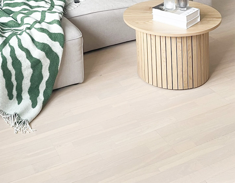 Lys parkett etter behandling med Trestjerner Gulvlakk Color