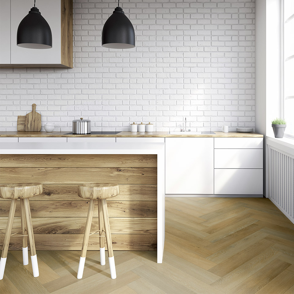 Fiskebensgulv på kjøkken.