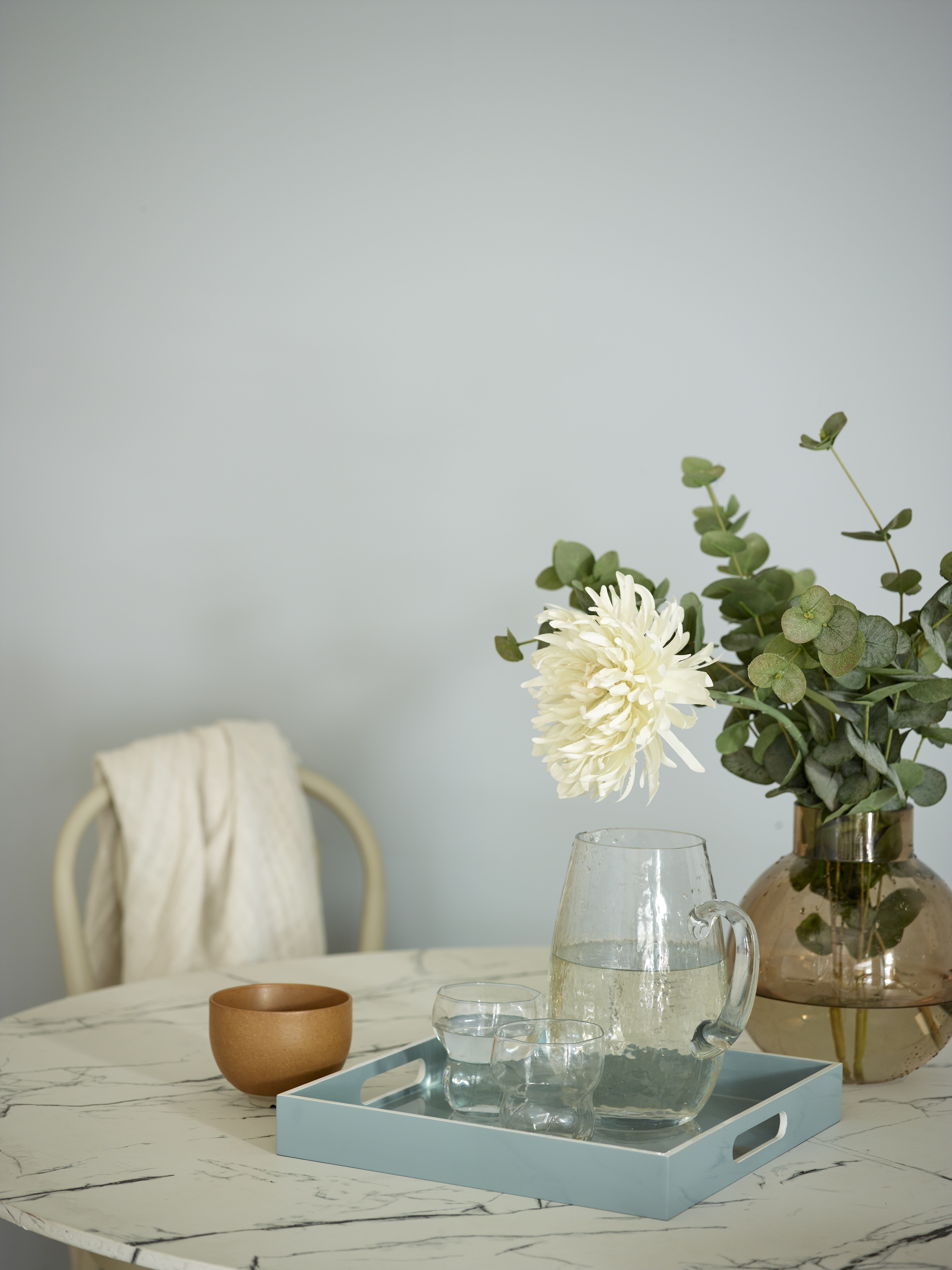 Et bord med blomster og glass