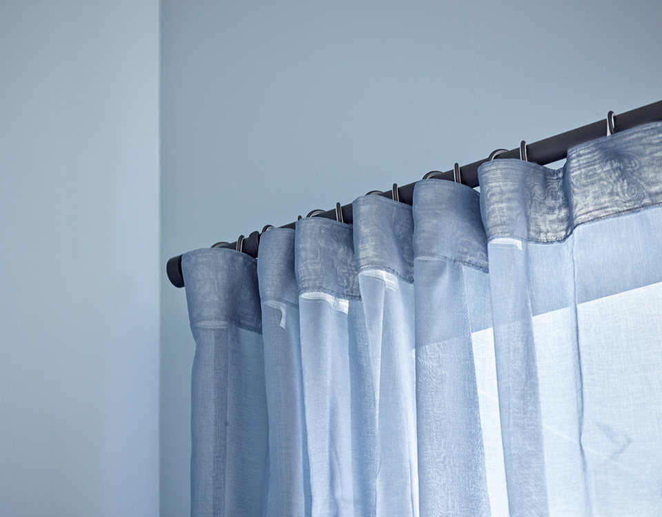 Havperle FR2606 kombinert med blå gardiner