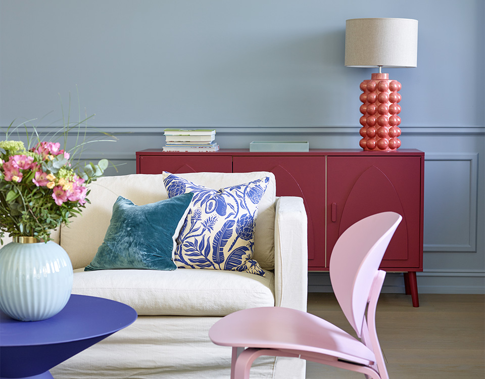 Vegg og list: Havperle FR2606, Skjenk: Cosmopolitan FR1194, Sofabord: Stjernehimmel FR1451, Stol: Drøm FR2040