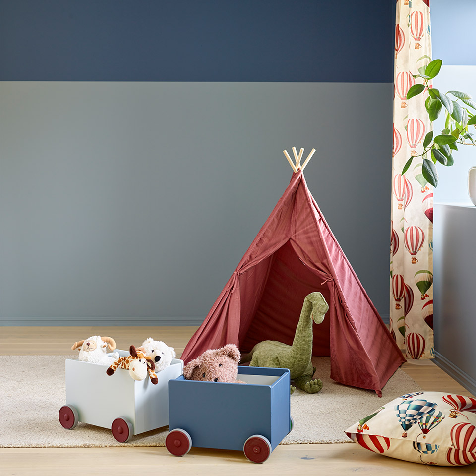 Bilde av barnerom med to delt vegg og varme kontraster