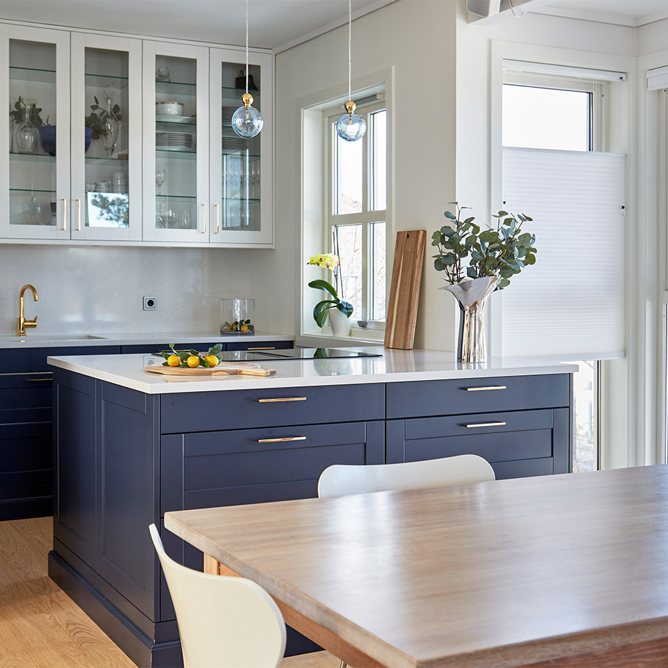 Blå og hvit kjøkken