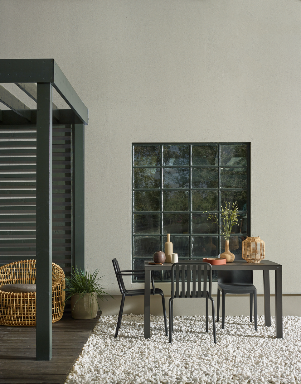 Jotun DryTech Mur 1973 Antikkgrå_pergola og vindu 7658 Københavnsgrønn_terrasse 90002 Gråsvart.JPG