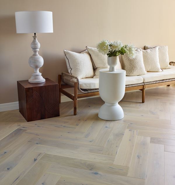 Saga Herringbone Pearl Parkett