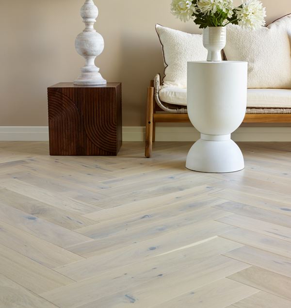 Saga Herringbone Pearl Parkett