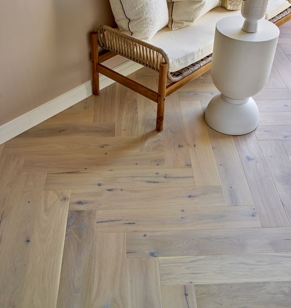 Saga Herringbone Pearl Parkett