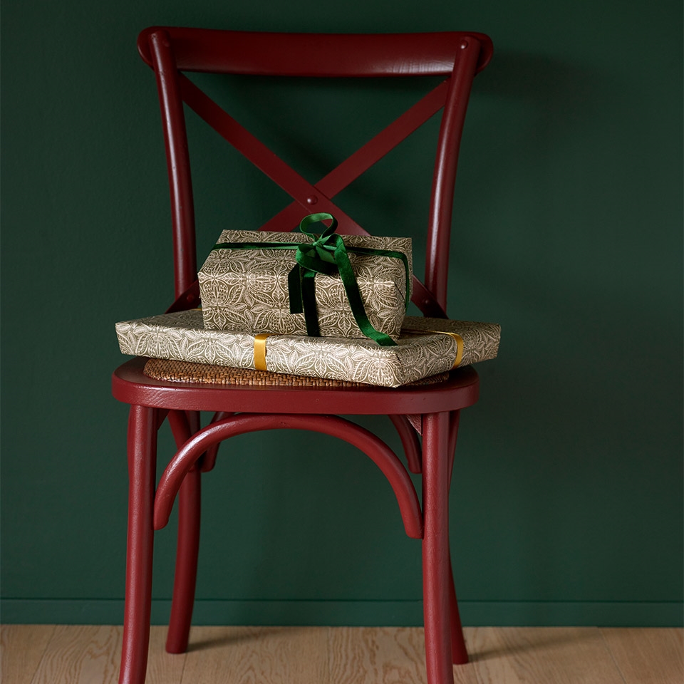 Grønn vegg rød stol