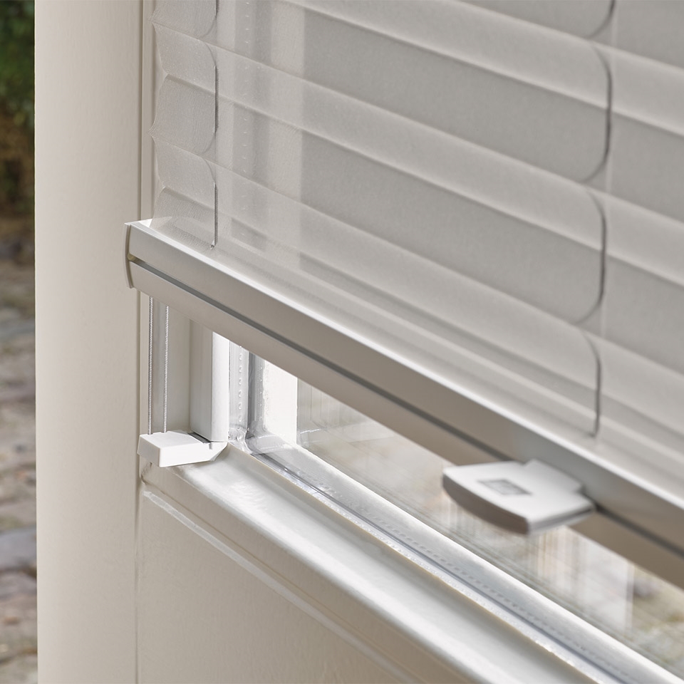 Vinduskarm med plisségardin med kjedetrekk