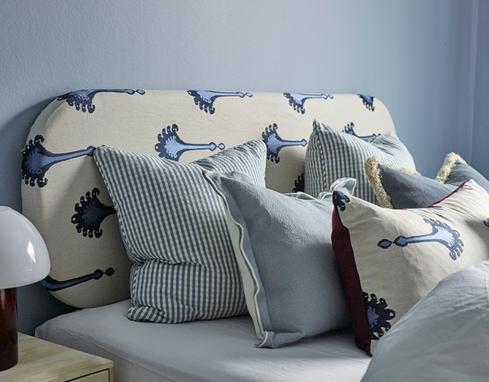 Farge på vegg: Havperle FR2606, Tekstiler på sengegavl og pute: Ashinki Navy fra Pagunette