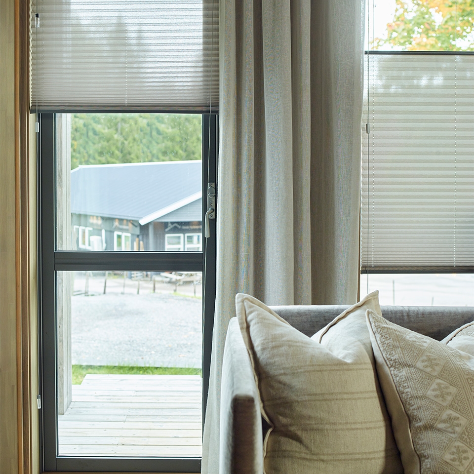 Solskjerming med plisségardin til terrassedør på hytte