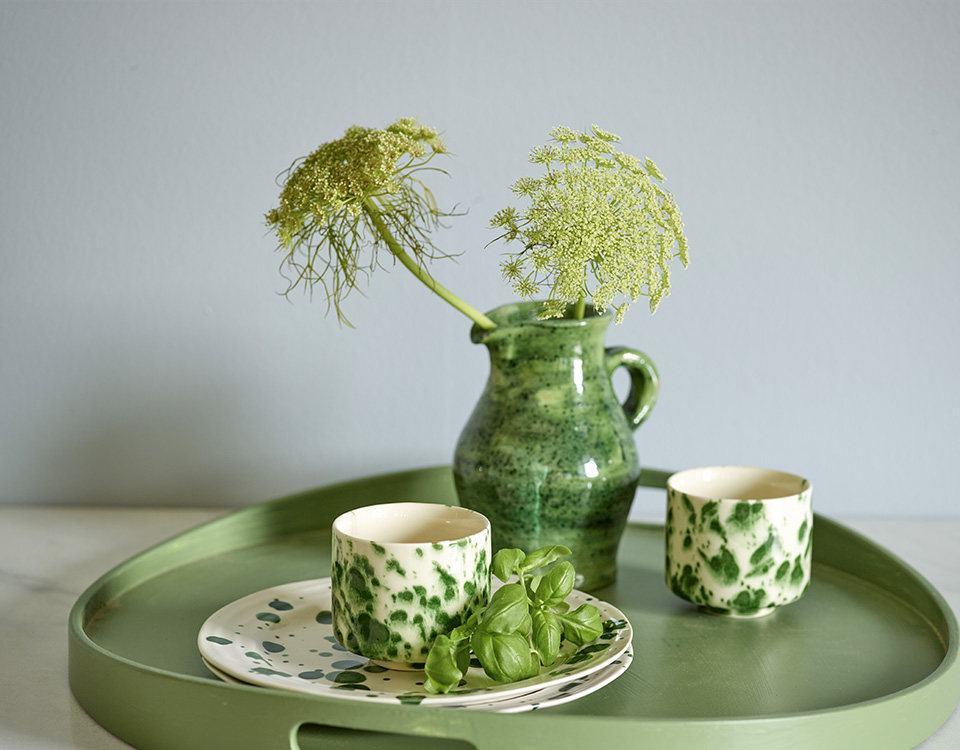 Lyseblå vegger med grønt serveringsfat