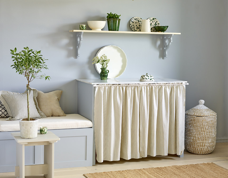 Sommerlett FR2605 i kombinasjon med naturmaterialer og grønne detaljer