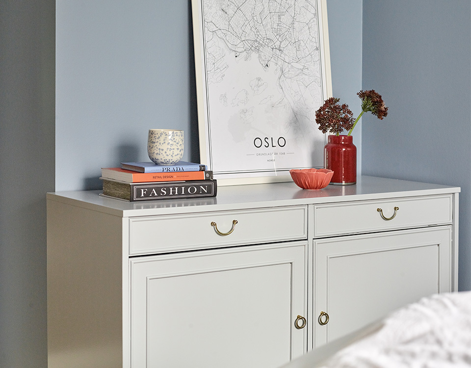 Farge på vegg: Havperle FR2606, Farge på kommode: Sommerlett FR2605