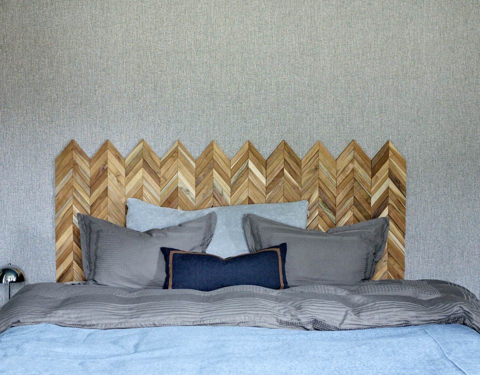 Soverom med tapet og sengegavel