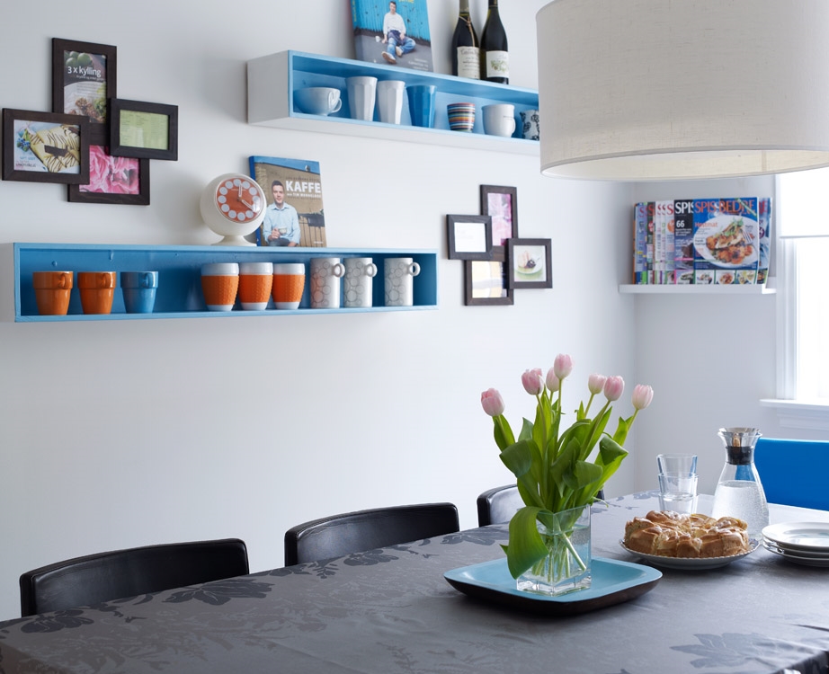 Spisebord på kjøkken med blå hyller