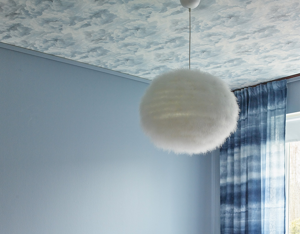 Rom med tapeter av skyer