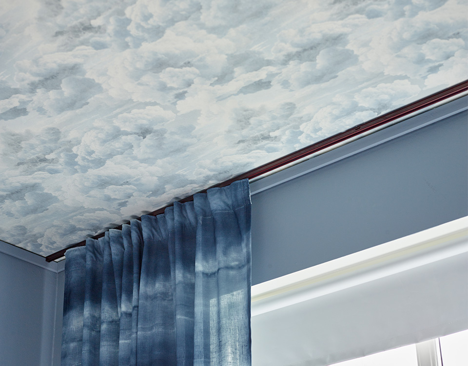 Detaljbilde av tapet i tak