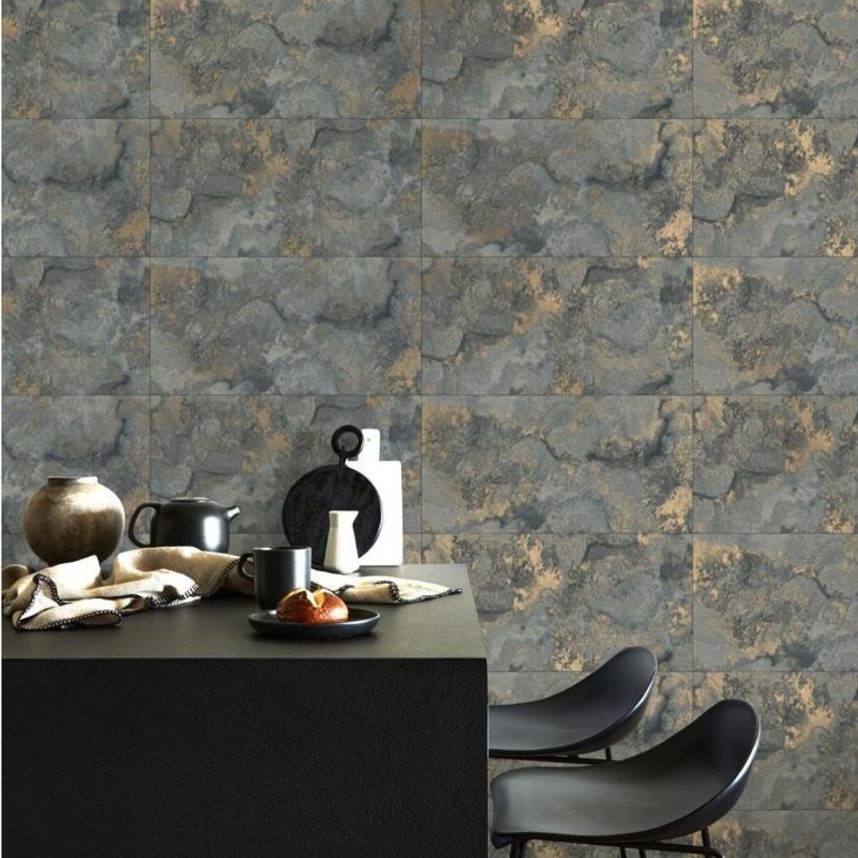 Miljøbilde med tapeten i månedens stil med et bord foran