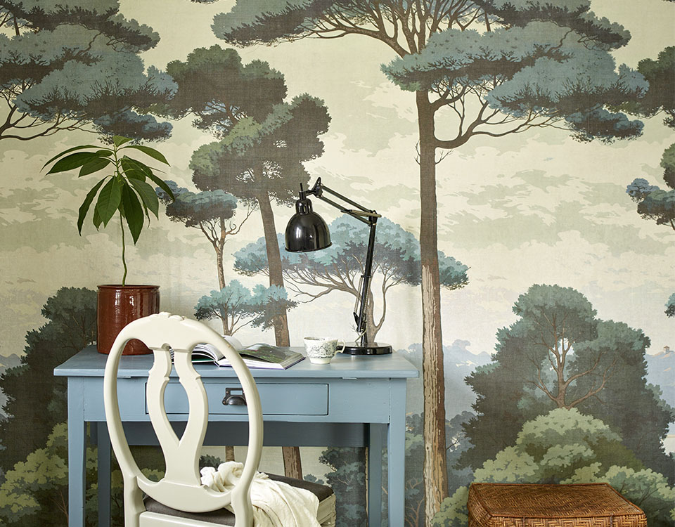 Bilde av fargene fra tapetet som har  skapt fullstendig harmoni med malte møbler