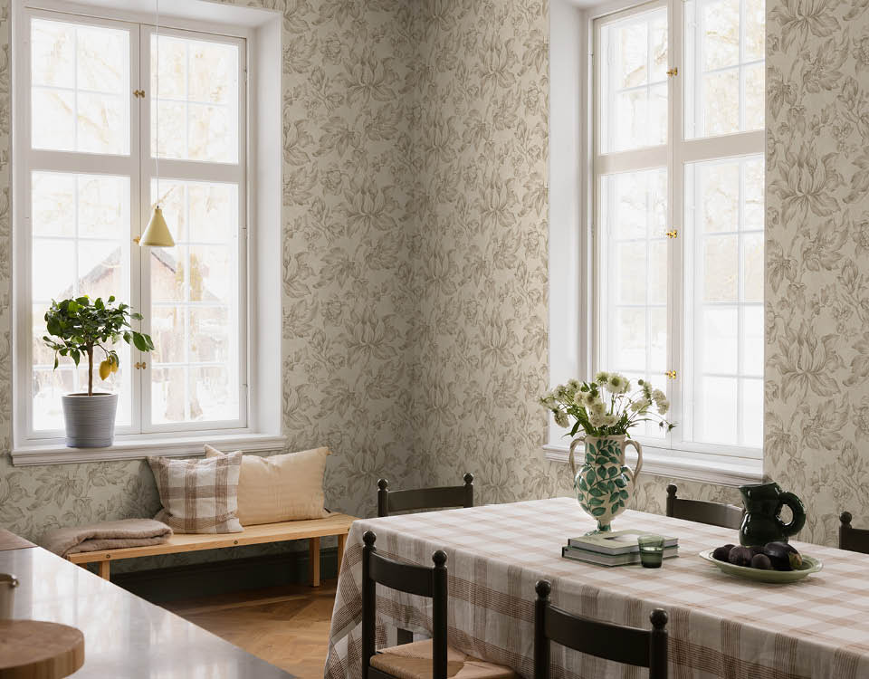 spisestue med møbler og lys tapet